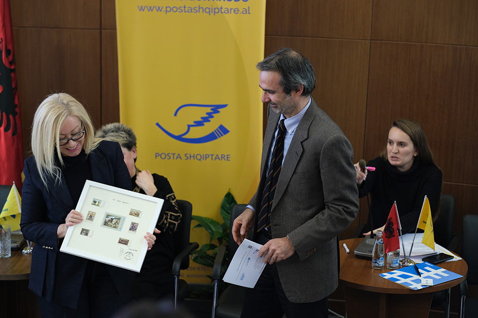 UN Women Representative, Michele Ribotta presenting a career appreciation gift to a Post Office employee. Photo: UN Women Albania