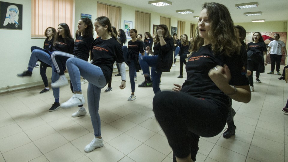Girls from “Qemal Stafa” high school attending the training on self-defense in Tirana, Albania.Photo: UN Women Albania/Marsel Dajçi